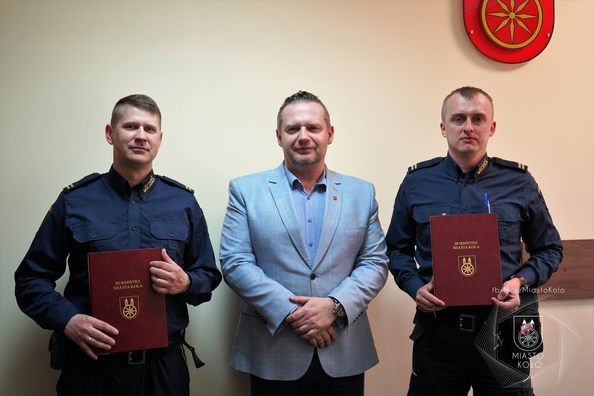 Burmistrz Miasta Koła Krzysztof Witkowski ze Strażnikami Miejskimi